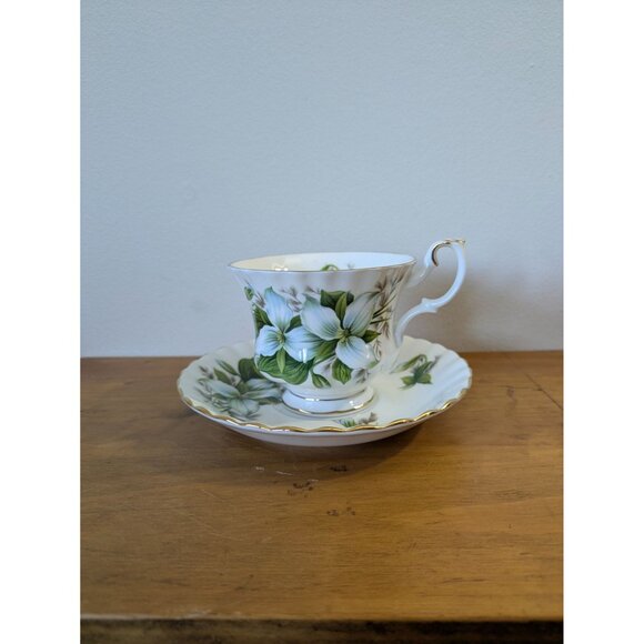 Royal Albert Bone China Trillium Tea Cup & Saucer Set England Floral Gold Trim - Picture 7 of 10